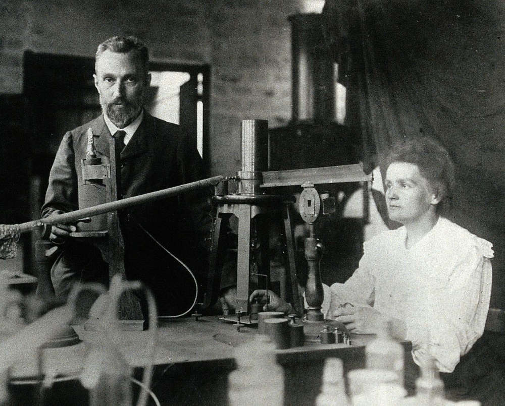 Pierre e Marie Curie nel loro laboratorio