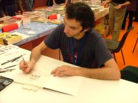 Gipi a Lucca mentre disegna una dedica