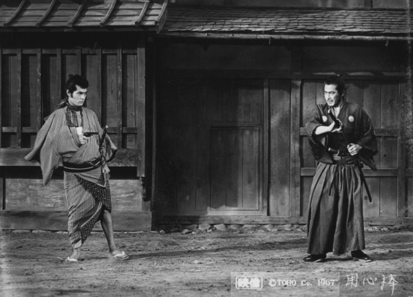 Toshiro Mifune e Tatsuya Nakadai in Yoyimbo di Akira Kurosawa