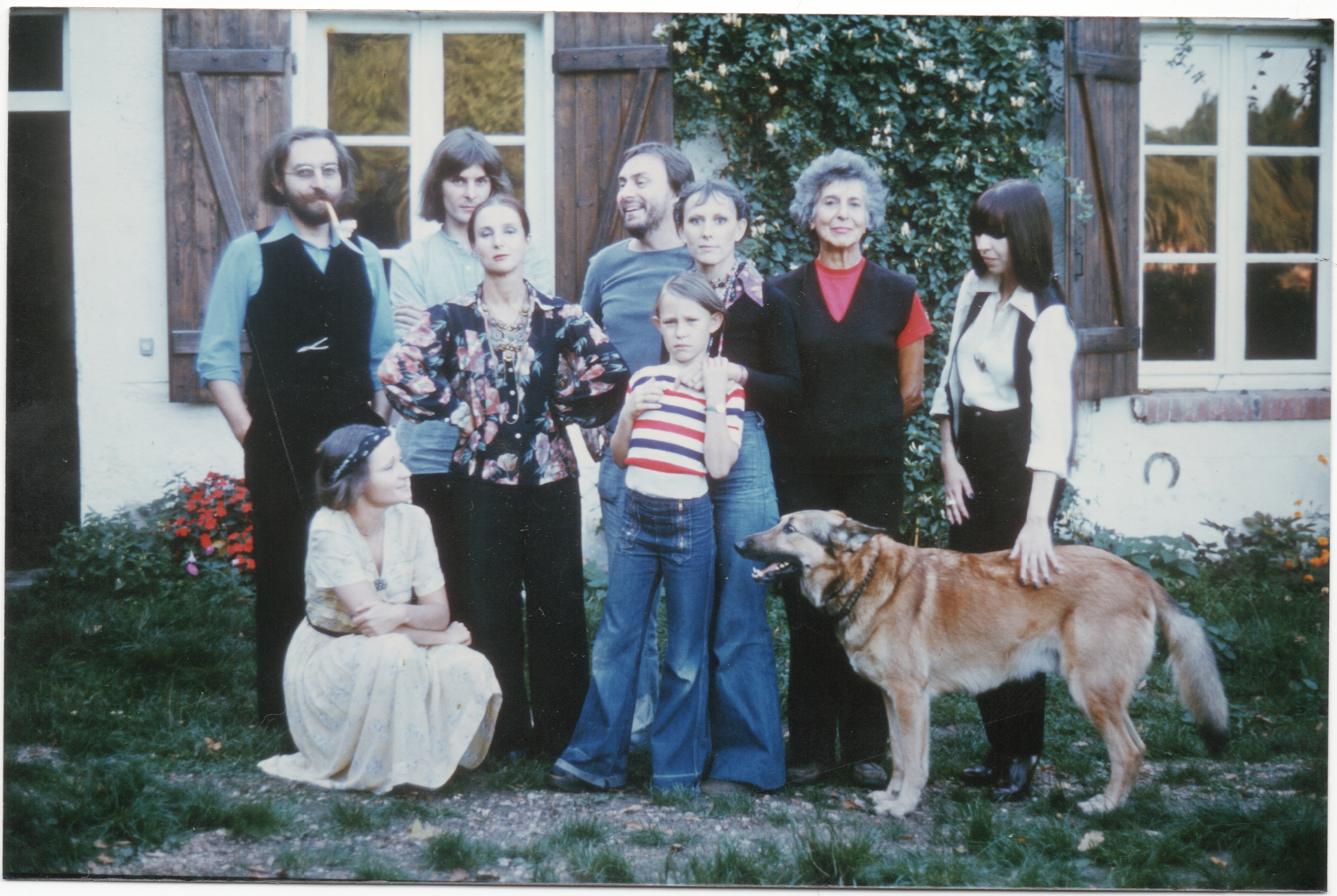 Nicole 1976 De g à d Jean Michel Nicollet, Tina Mercié, Patrick Couratin, N. Claveloux, Harlin Quist, France de Ranchin, Muriel Seisser (enfant), Lucie Claveloux, Keleck et le chien Tiburce
